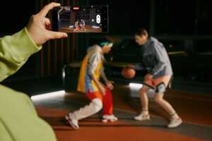 Photo de nuit de basketeurs, car le Google Pixel 8a à moins de 500€ sur Rakuten fait d'excellents clichés