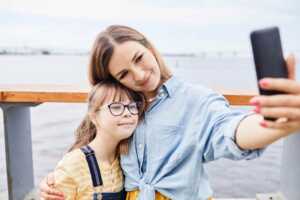 une femme prend un selfie avec son smartphone google pixel
