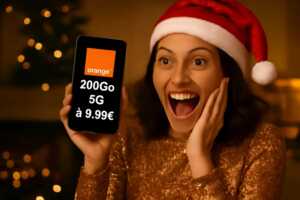 Jeune femme montre son smartphone en souriant, raviz de son forfait 200 Go en 5G à moins de 10€ sur le réseau d'Orange
