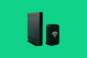 Modem et répéteur de la RED Box sur fond vert, car l'option Wi-Fi 6 a baissé son tarif
