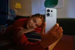 Femme dans son lit avec Redmi Note 13 Pro de Xiaomi, pas cher chez Amazon