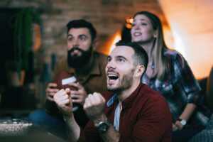 Amis passionnés de sports devant la télé, grâce à l'abonnement Canal+ Sport en promo