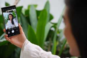 Femme se prend en selfie avec le Galaxy S24 de Samsung, à moins de 400€ sur Cdiscount
