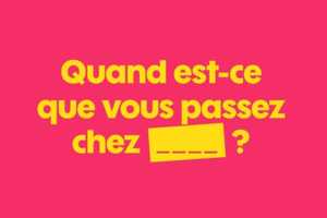 Fille en marinière sourit, pouces levés, car nouveau forfait Sosh de 20 Go à seulement 3.99€/mois