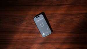 Smartphone avec appel inconnu sur l'écran, le fléau désormais combattu par Bouygues Telecom