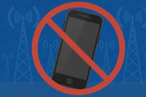 Smartphone sur fond bleu avec signe routier cercle rouge "interdit", car la 2G d'Orange cessera en avril prochain
