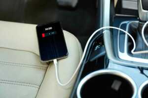 smartphone charge voiture