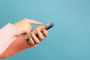 Un smartphone dans une main.