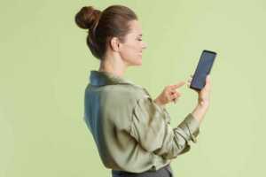 Homme reconditionne smartphone, la nouvelle tendance d'achat