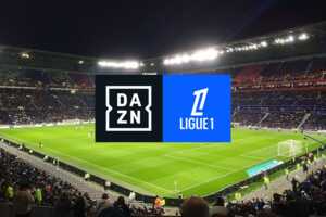 Logo DAZN et Ligue 1 sur un match de football
