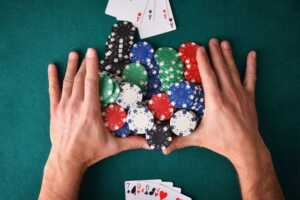 Mains mettent jetons sur le tapis de jeu pour remporter la mise, comme Free avec la SVoD