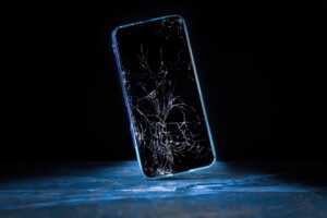 Smartphone cassé sur fond noir : comment éviter le SAV ?