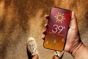Homme sous le soleil s'asperge d'eau car il a trop chaud, mais comment refroidir un smartphone ?