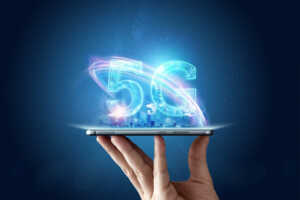 Main présente 5G en laser bleu, car 2 nouveaux forfaits compatibles à moins de 10€ sur le réseau de SFR