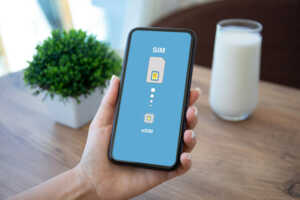 Smartphone avec logos de SIM à eSIM, car Free les propose désormais à ses abonnés propriétaires d'iPhone