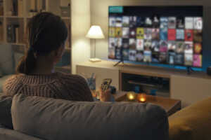 OQEE by Free, Orange TV, SFR TV, B.tv : quelle est l'application TV la plus Smart TV compatible ?