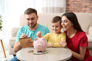 Toute la famille met une pièce dans la tirelire, grâce au nouveau forfait 50 Go pas cher de Cdiscount Mobile