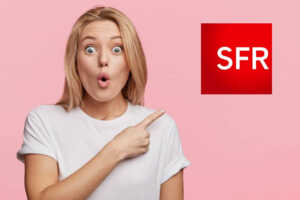 Femme sur fond rose, bouche ronde de surprise, montre logo de SFR, car 6€ de réduction sur forfait 80Go en combo avec une Box Internet SFR