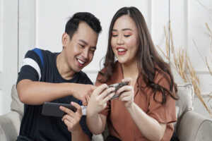 Couple content avec son Samsung Galaxy A33 en promo chez Amazon