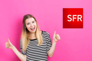 Femme en marinière sur fond rose avec logo SFR, ravie que l'enveloppe du forfait à 15.99€/mois soit passée de 20 à 60 Go