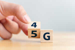 Doigt pousse cube de bois pour passer de la 4G à la 5G grâce aux forfaits de Lyca Mobile dès 5.99€