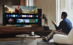 Femme devant smart-tv de Bouygues Telecom vente flash