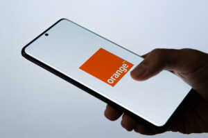 Main tient smartphone avec logo d'Orange, car "Le Turbo" de YouPrice est le meilleur avec 200 Go en 5G à 10€