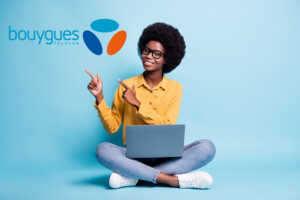 Femme assise en tailleur montre logo Bouygues Telecom, ravie de la Série Spéciale à moins de 20€