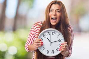 Femme tient horloge dans les mains, car derniers jours pour s'abonner à Disney+ pour 2€