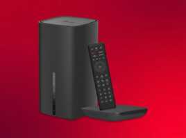 Boîtier TP-Link, télécommande et décodeur TV sur fond rouge.