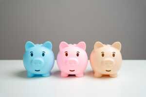 3 tirelires cochons jaune bleu rose, car le forfait YouPrice de 50Go est le moins cher sur les 3 réseaux mobile partenaires