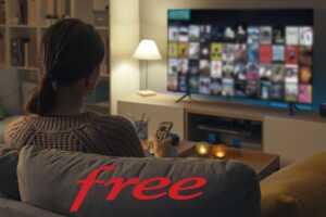 Femme devant TV et contenus de Freebox Delta
