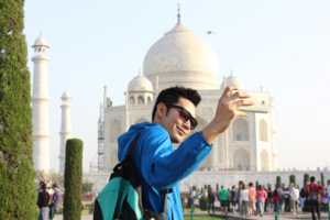 Voyageur prend selfie devant Taj Mahal, car forfait 5G de 350Go dont 40Go roaming depuis 150 destinations pour le 30ème anniversaire de Bouygues Telecom