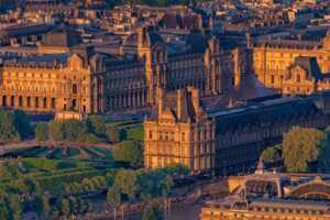 Quelles sont ces deux séries Netflix qui cartonnent depuis le casse du siècle au Louvre
