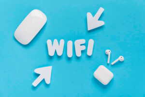 Logo Wi-Fi sur fond bleu pour symboliser 4 box avec Wi-Fi 6 performant