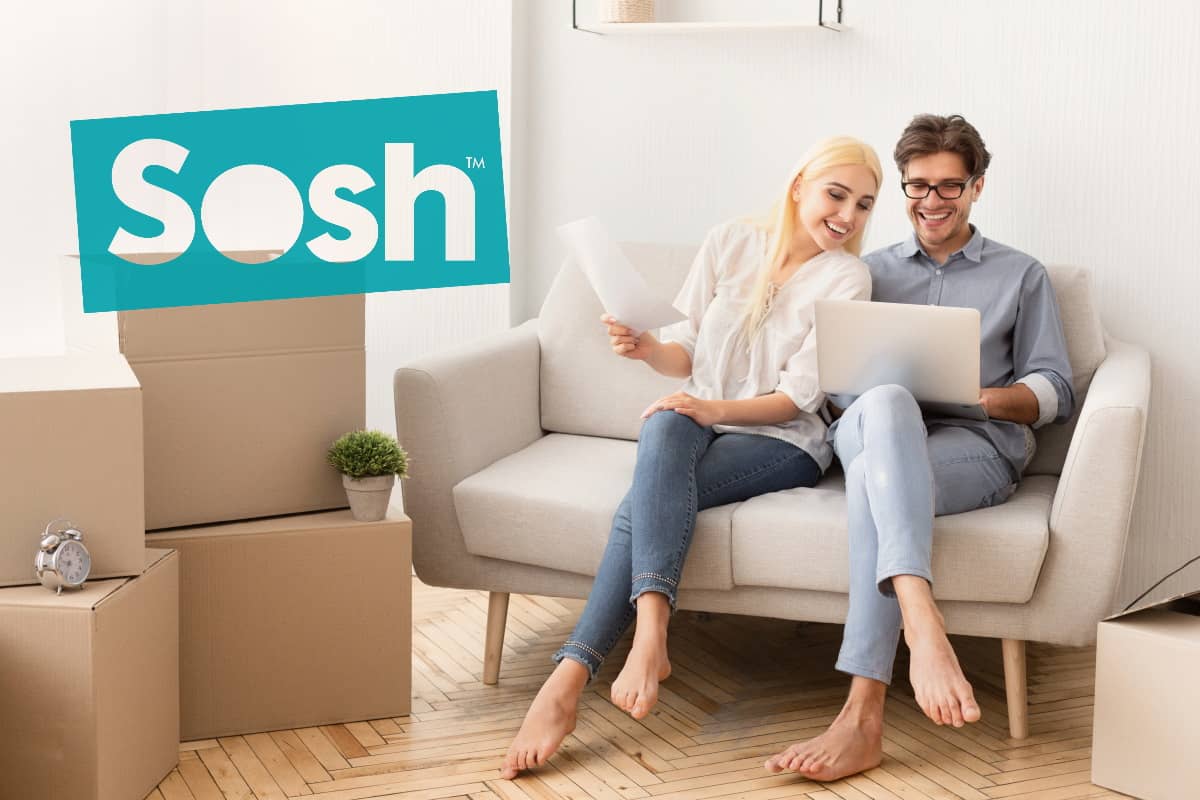 Couple dans salon avec cartons, profite de l'offre de bienvenue chez Sosh : 100€ de remboursement de frais de résiliation