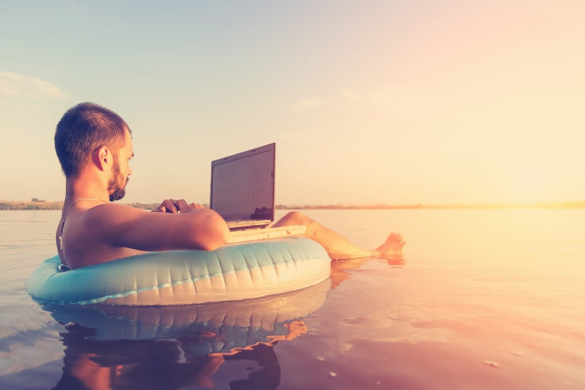 Internet en vacances : les bons plans pour rester connecté cet été
