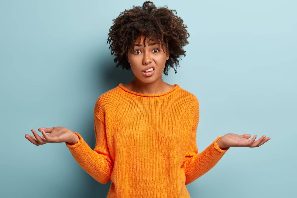 Fille en hésitation devant ces 2 Box pas chères de Bouygues Telecom