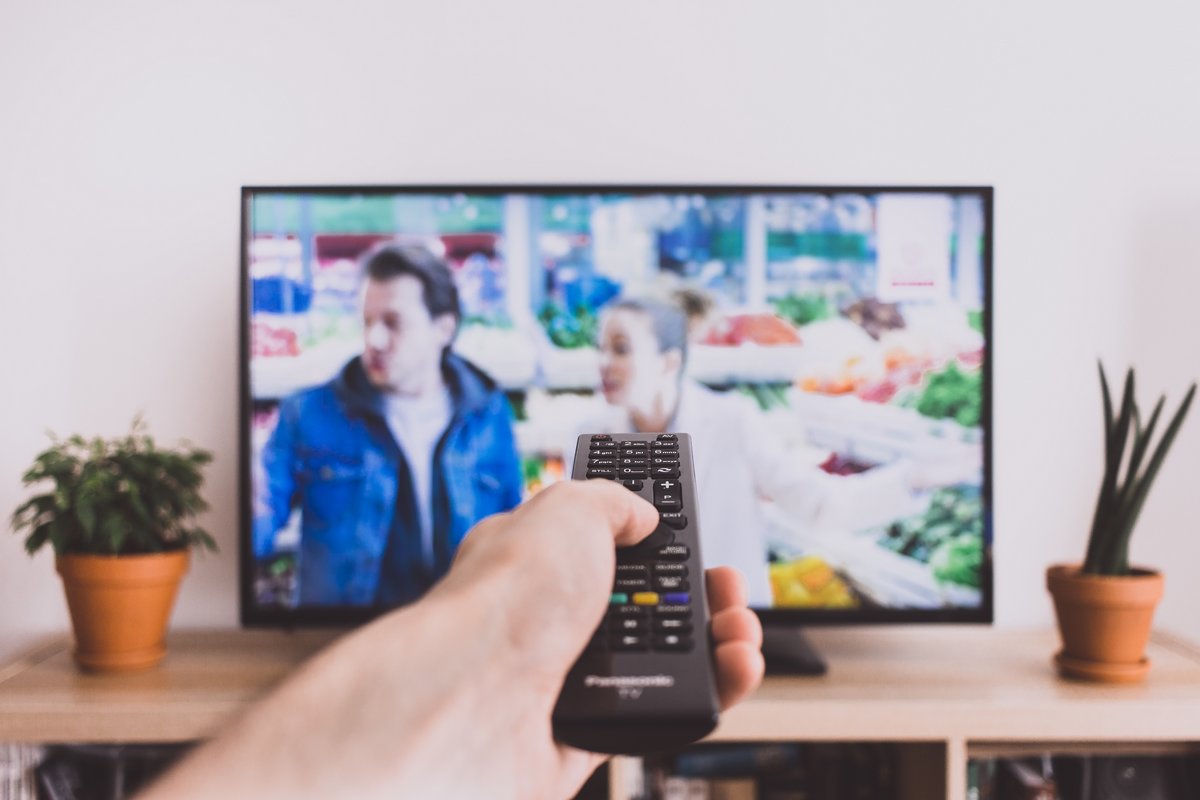 Télécommande devant TV pour nouvelles fonctionnalités de contrôle du direct de Bouygues Telecom