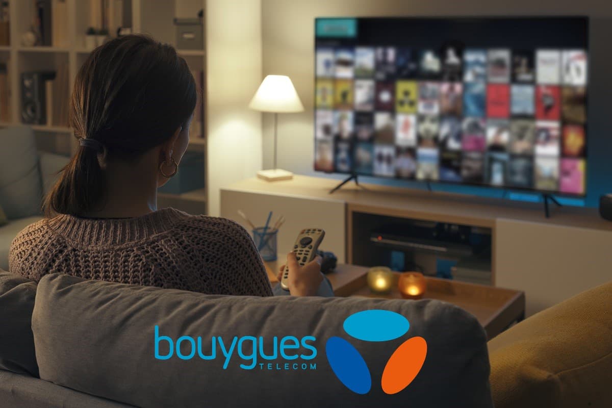 Femme zappe devant smart TV Samsung, tarif imbattable chez Bouygues Telecom avec une Bbox Must ou Ultym