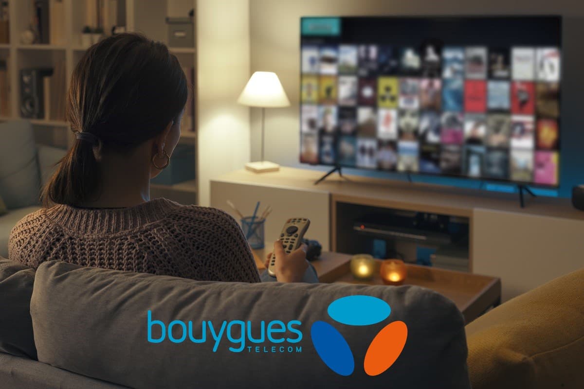 Femme devant smart TV de Samsung grâce aux ventes flash de Bouygues Telecom