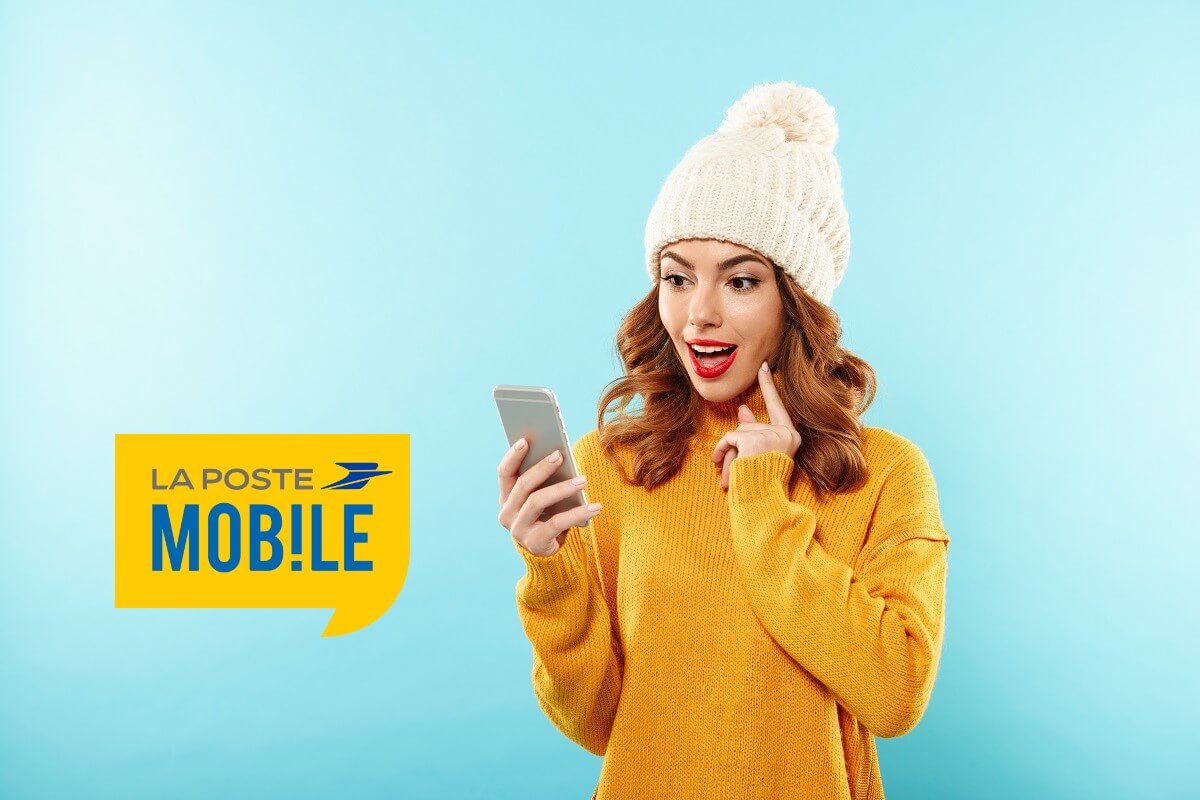 Femme avec bonnet contente avec smartphone et logo La Poste Mobile
