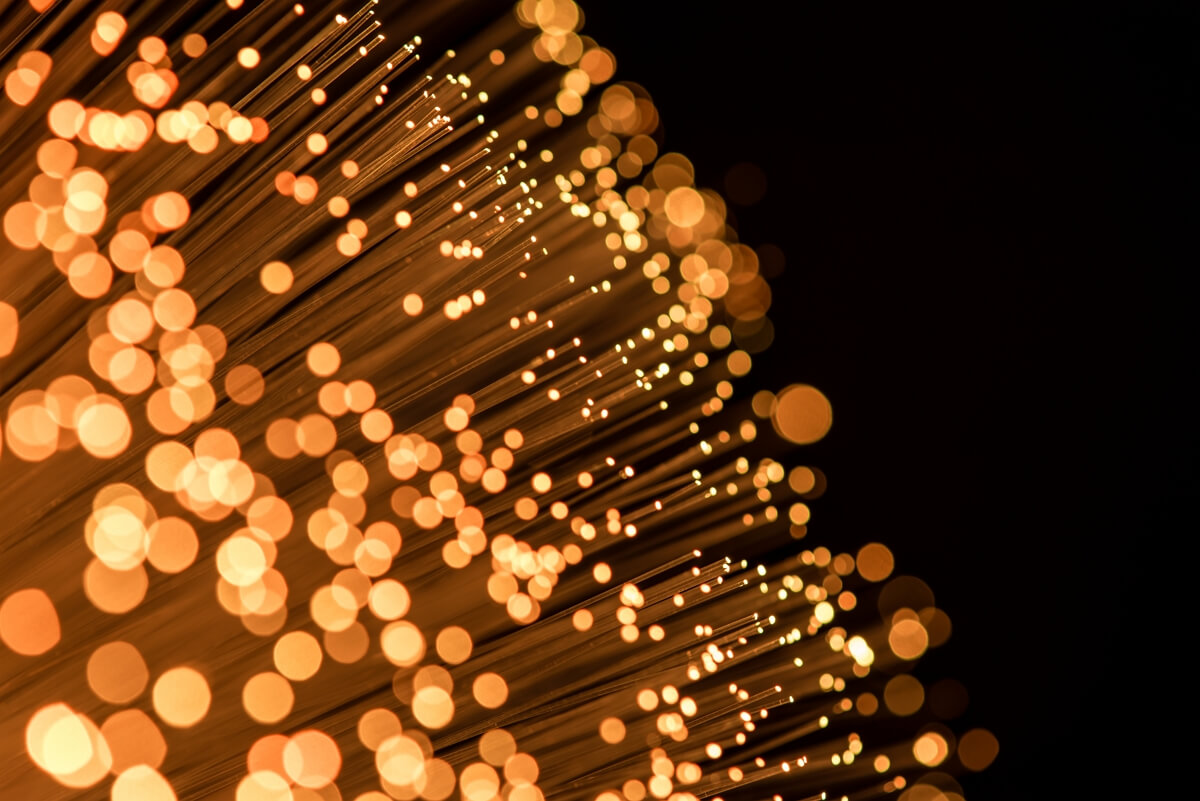 Faisceaux de fibre optique, couleur feu, car ultra haut débit avec 2 nouvelles Box sans TV à moins de 25€ : "Pure Fibre" de B&YOU et la Freebox Pop S