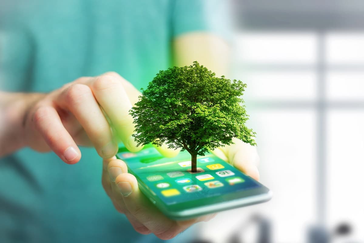 Arbre sur smartphone, car acheter un smartphone reconditionné est bon pour la planète et lutte contre la fast tech