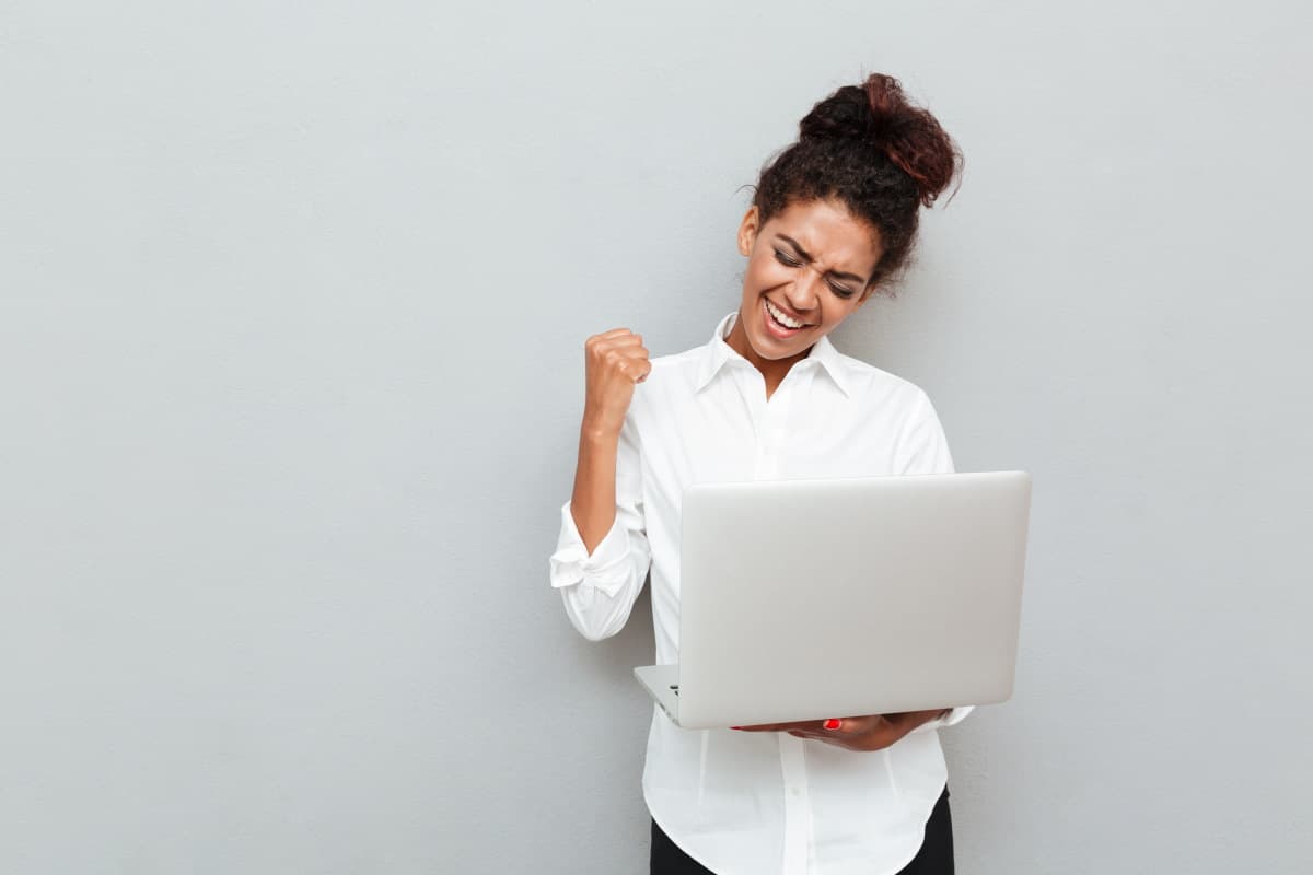 Femme contente Bbox Fit reste moins chère