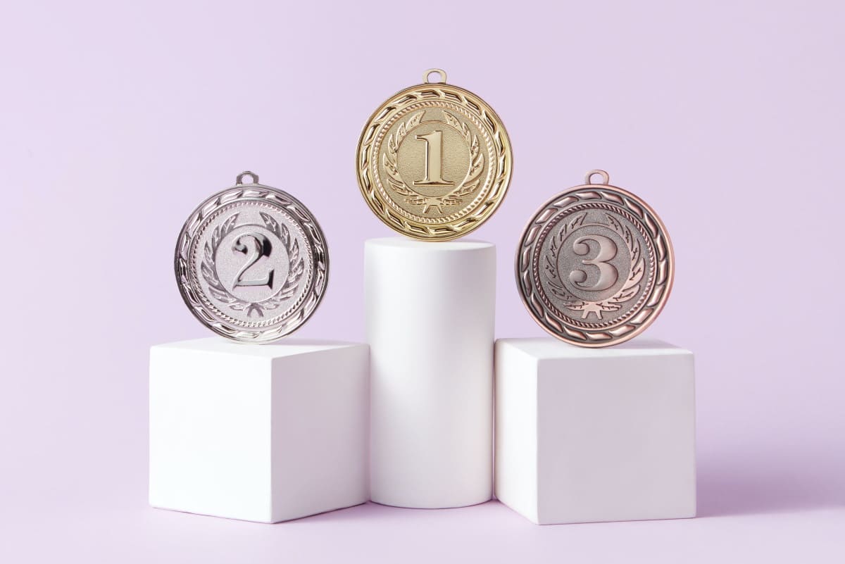 3 pièces or, argent et bronze sur podium, pour comparer les opérateurs discount sur le réseau d'Orange