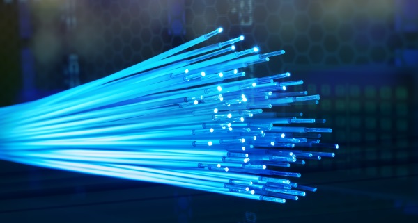 Fibre optique : les offres Bouygues débarquent dans plus de 50 villes sur les réseaux SFR