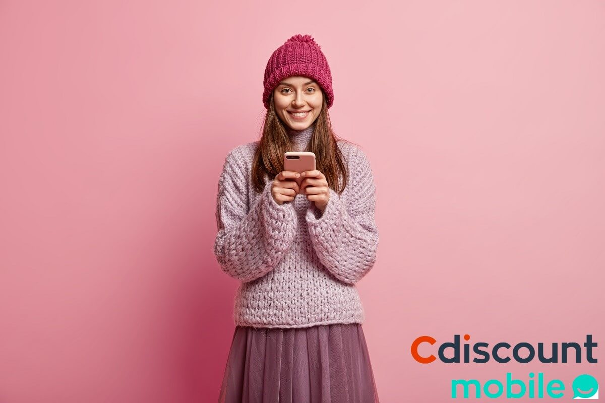 Femme épatée par Cdiscount Mobile forfait 30 Go moins de 7€