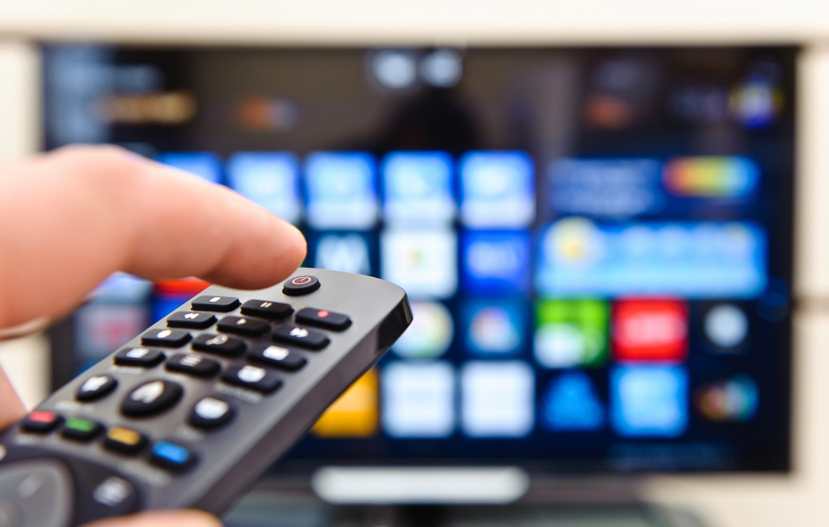 Télécommande devant TV pour streamer, car Freebox Delta intègre les 3 plateformes préférées des Français