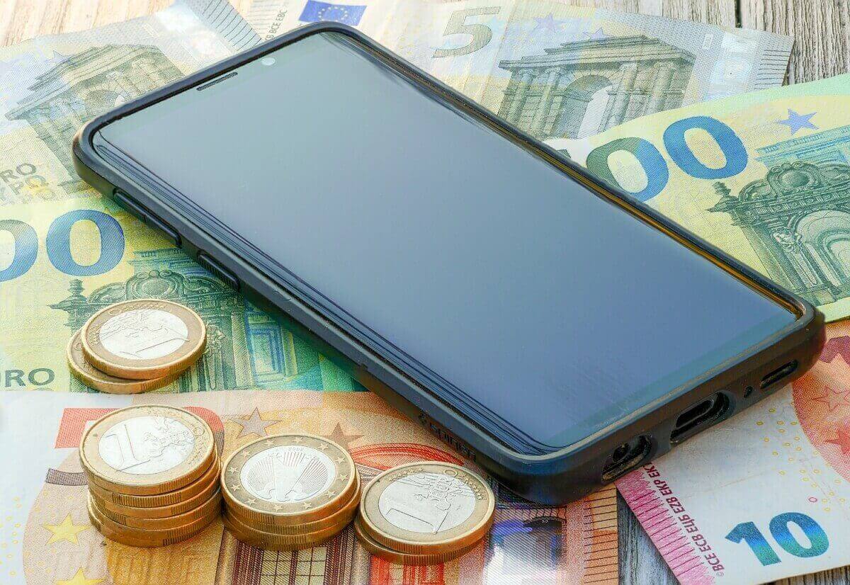 Smartphone sur lit de billets et piles de pièces, car 150€ de bonus rachat avec le Google Pixel 9a chez Boulanger
